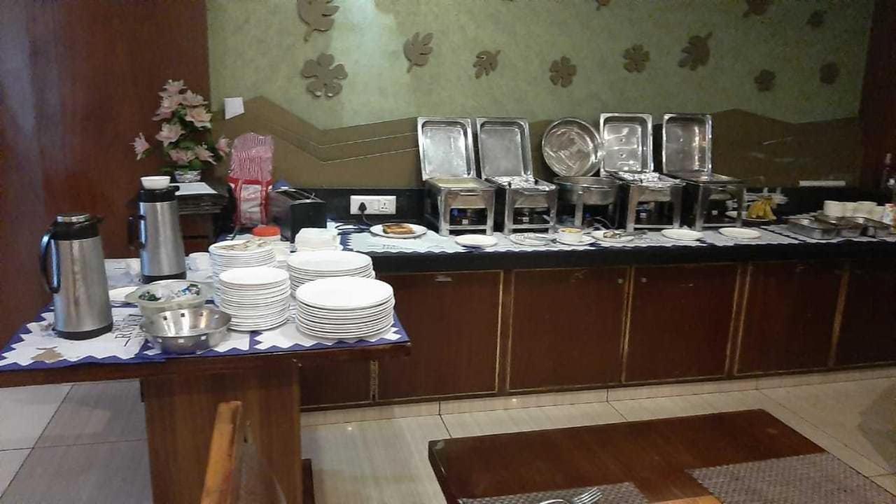 Hotel Royal Highness Ahmedabad Eksteriør billede